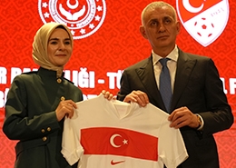 aile-ve-sosyal-hizmetler-bakanligi-ile-tff-arasinda-protokol-imzalandi-lNl48A8g.jpg