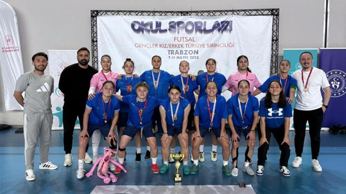 asiye-agaoglu-anadolu-lisesi-kiz-futsal-takimi-dunya-kupasi-yolcusu-R2AMs8H1.jpg