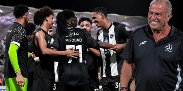 fatih-terimli-al-shabab-evinde-al-ahliyi-devirdi-al-shabab-al-ahli-mac-sonucu-3-1-sga4KUK5.jpg