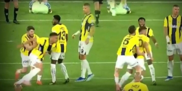fenerbahcede-dusan-tadic-taliscanin-uzerine-yurudu-ortam-gerildi-E4eXqXSb.jpg