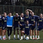 fenerbahcede-ic-transfer-yildiz-futbolcunun-sozlesmesi-uzatildi-pNm1J6ji.jpg