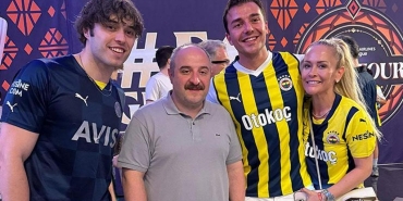fenerbahceli-fenomenlerden-mustafa-varank-ile-galibiyet-pozu-eYr18Oi5.jpg