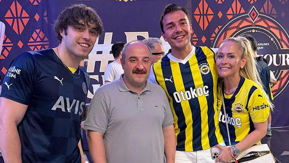 fenerbahceli-fenomenlerden-mustafa-varank-ile-galibiyet-pozu-eYr18Oi5.jpg