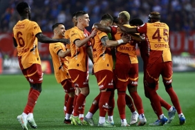 galatasarayin-yildizlari-fark-yaratiyor-devler-milli-oyuncunun-pesinde-29cTfhhP.jpg