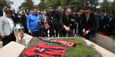 genclerbirliginden-ilhan-cavcavin-mezarina-ziyaret-nCWjuT3K.jpg