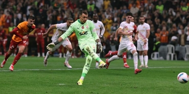 kemerburgaza-bir-heykel-dikilecekse-onun-heykeli-olurdu-galatasarayin-25-sampiyonluk-zaferinin-ardindan-acikladi-gozyaslarian-14V32QiR.jpg