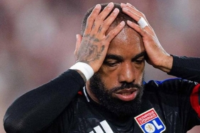 lyonda-bir-donem-sona-eriyor-lacazette-ayriliyor-FHZiMIN9.jpg