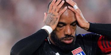 lyonda-bir-donem-sona-eriyor-lacazette-ayriliyor-FHZiMIN9.jpg