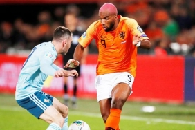 ryan-babel-futbol-sahalarina-geri-dondu-jdzzM67Y.webp