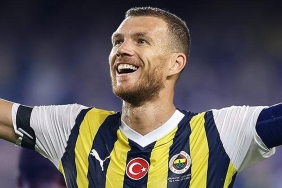 canli-transfer-ve-dzeko-imzayi-atiyor-kontrat-detaylari-ortaya-cikti-mPg4OzHZ.jpg