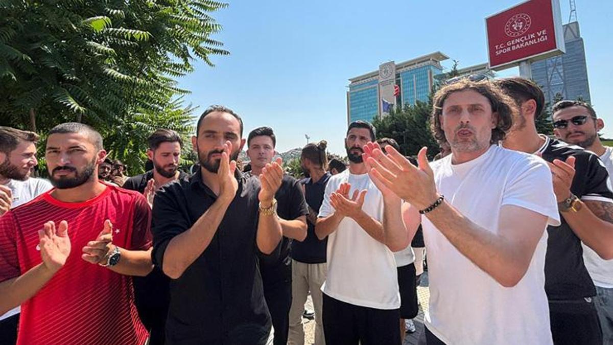3-lig-futbolcularindan-bakanlik-onunde-aciklama-qUPA4W3K.jpg