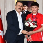 avrupa-15-yas-alti-gures-sampiyonasinda-altin-madalya-kazanan-yusuf-samsunda-coskuyla-karsilandi-n2fJr2rc.jpg