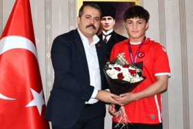 avrupa-15-yas-alti-gures-sampiyonasinda-altin-madalya-kazanan-yusuf-samsunda-coskuyla-karsilandi-n2fJr2rc.jpg