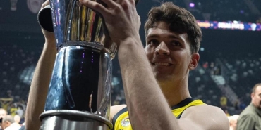 fenerbahcede-yeni-sozlesme-resmen-aciklandi-3-yillik-imza-m81N1XUg.jpg