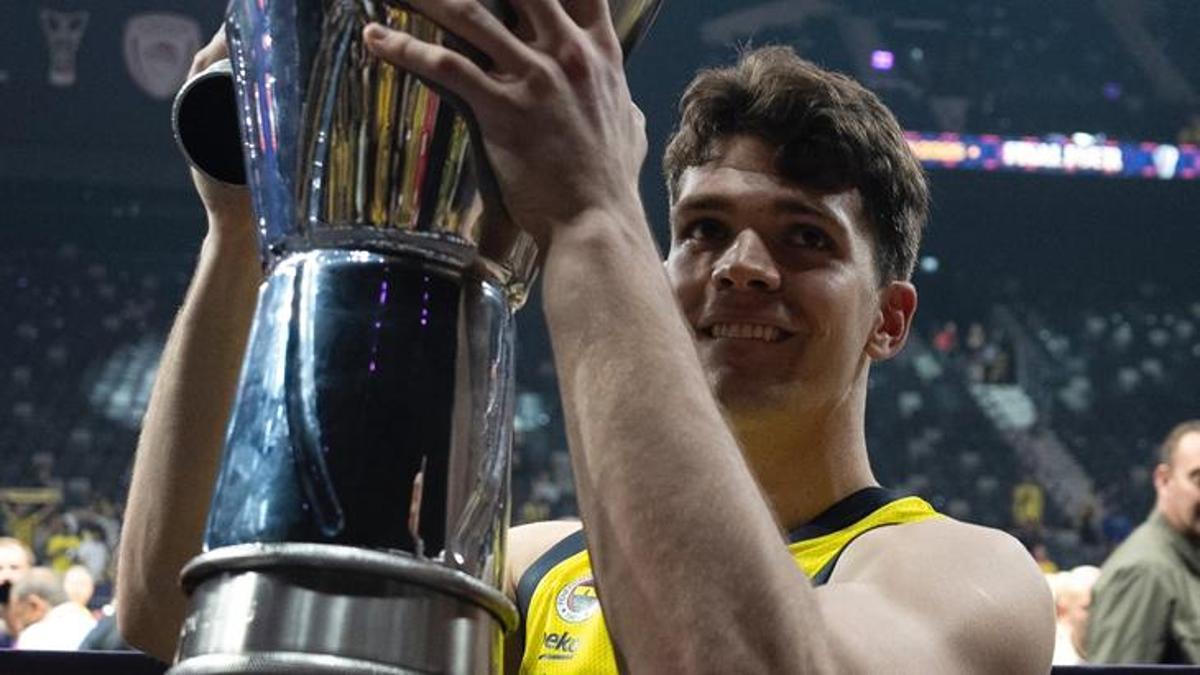 fenerbahcede-yeni-sozlesme-resmen-aciklandi-3-yillik-imza-m81N1XUg.jpg