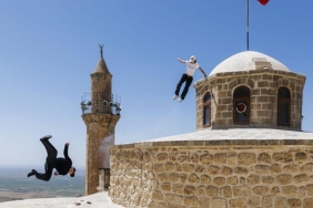 red-bull-sporculari-hazal-nehir-ve-lilou-ruel-tarihi-mardin-catilarinda-sinirlari-zorladi-f7XiCcYc.jpg