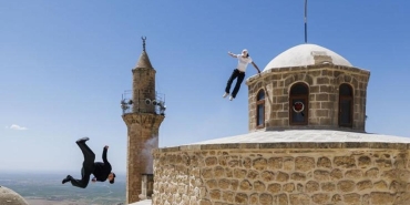 red-bull-sporculari-hazal-nehir-ve-lilou-ruel-tarihi-mardin-catilarinda-sinirlari-zorladi-f7XiCcYc.jpg