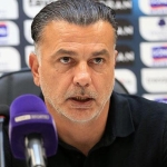 hataysporda-murat-sahin-depremi-ekibiyle-birlikte-birakti-htr2rFF7.jpg
