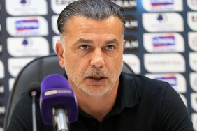 hataysporda-murat-sahin-depremi-ekibiyle-birlikte-birakti-htr2rFF7.jpg