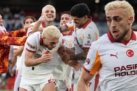 baris-alper-yilmaz-krizi-bitti-derken-tekrar-geliyorlar-galatasaray-taraftariyla-buzlari-eritmisken-JuVvI2Z8.jpg