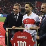 a-milli-takim-kaptani-hakan-calhanogluna-plaket-v1aAOh4N.jpg