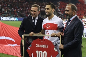 a-milli-takim-kaptani-hakan-calhanogluna-plaket-v1aAOh4N.jpg