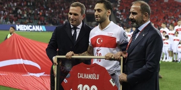 a-milli-takim-kaptani-hakan-calhanogluna-plaket-v1aAOh4N.jpg